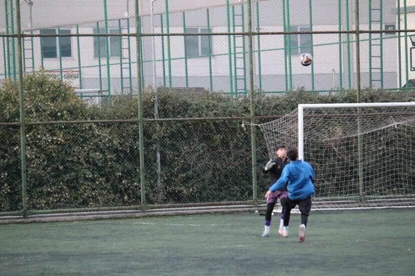 Maçta kaleciyle çarpışan genç futbolcunun böbreği parçalandı, ameliyatla hayatı kurtuldu
