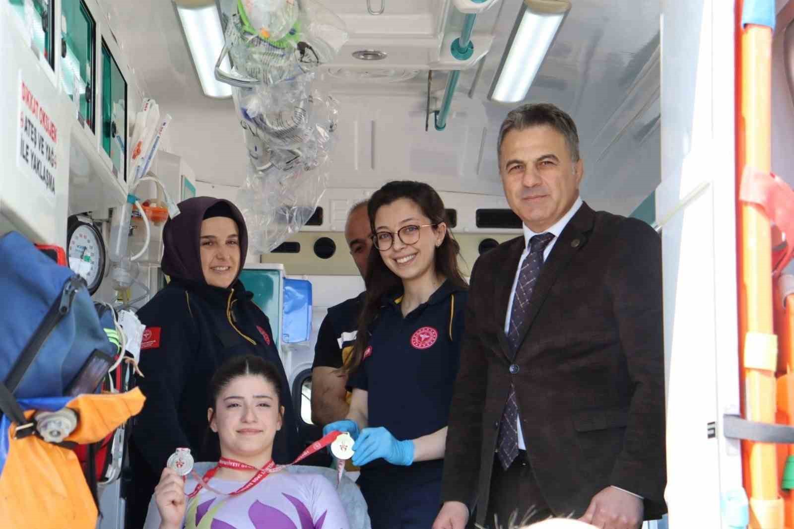 Madalyasını ambulansta aldı
