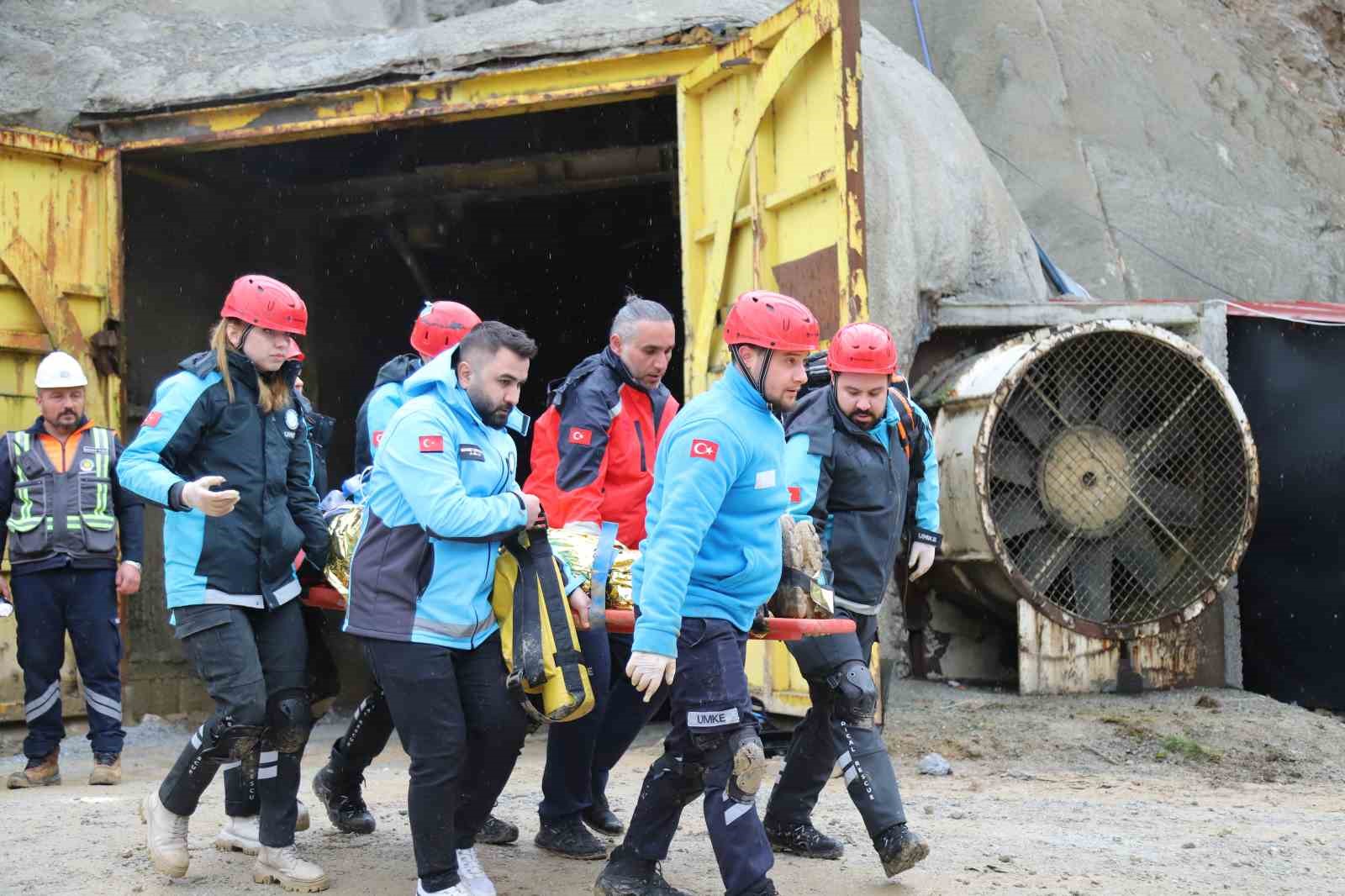 Maden ocağındaki göçük tatbikatı gerçeği aratmadı
