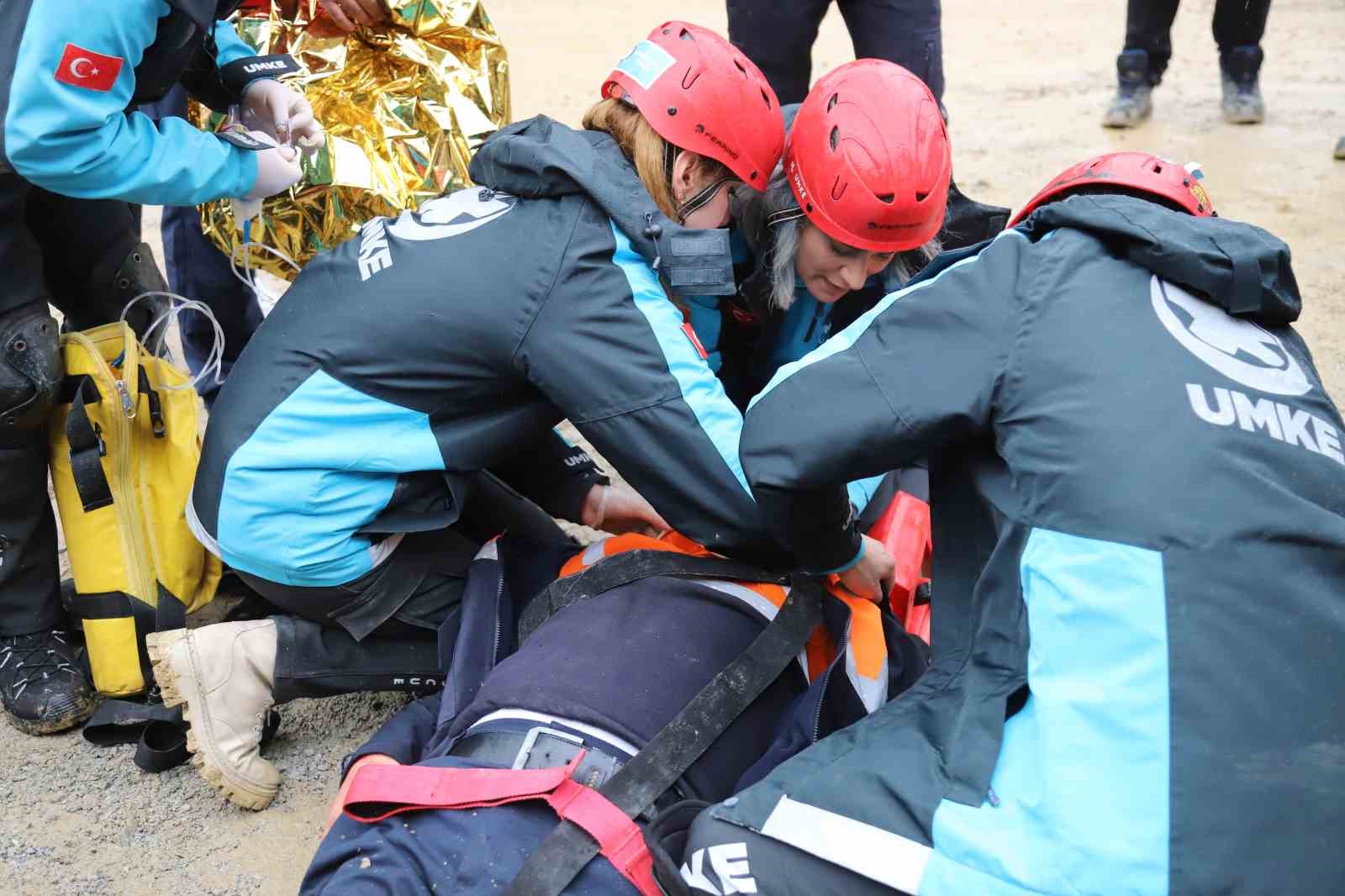 Maden ocağındaki göçük tatbikatı gerçeği aratmadı
