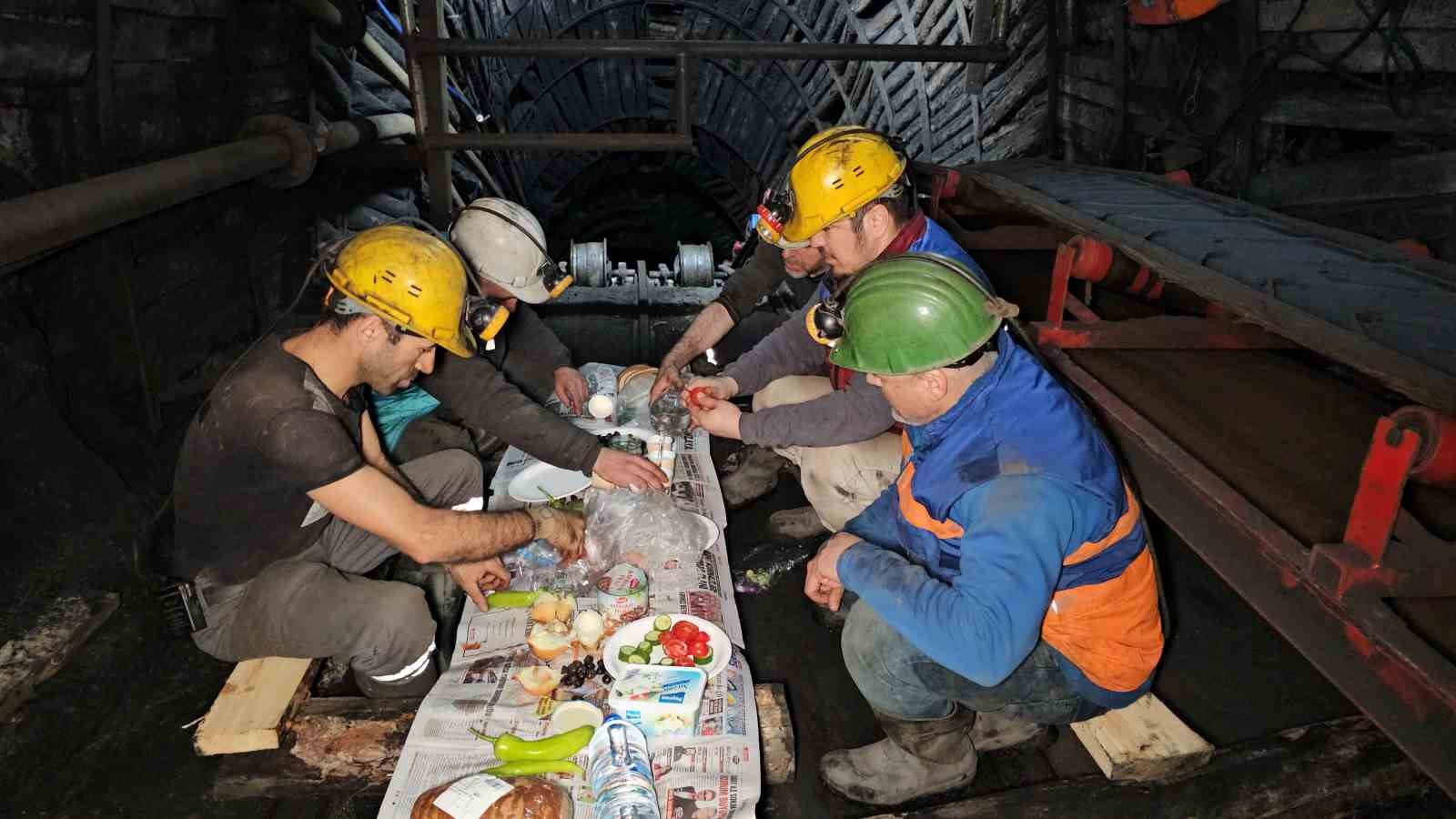 Madencilerin yerin 120 metre altında ilk sahur heyecanı
Madencilerin yerin 120 metre altında ilk sahur heyecanı