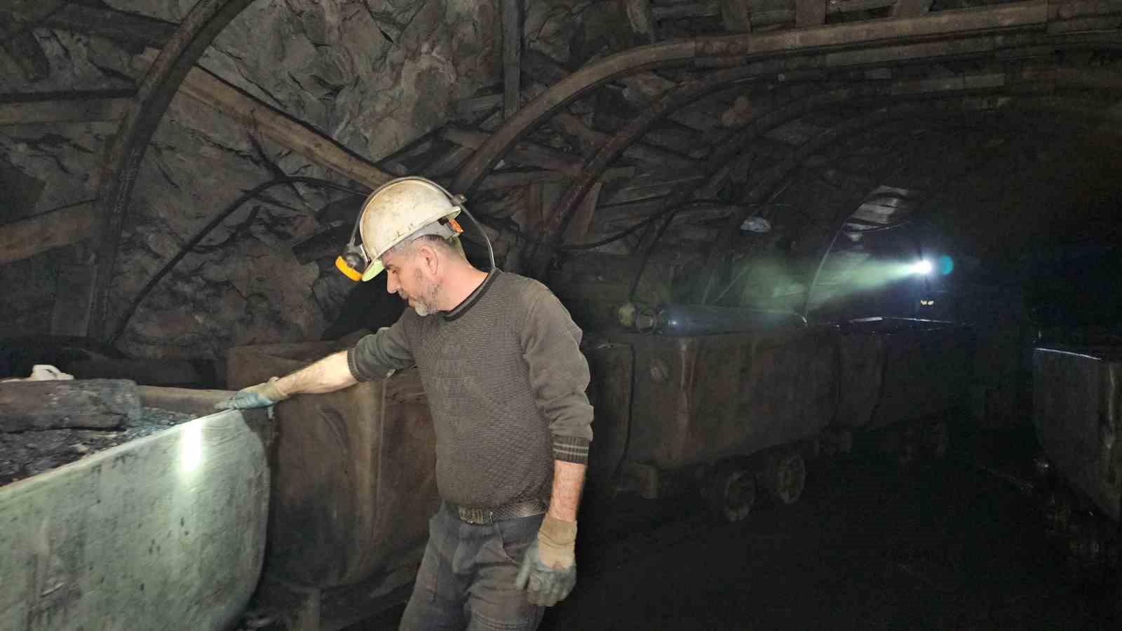 Madencilerin yerin 120 metre altında ilk sahur heyecanı
Madencilerin yerin 120 metre altında ilk sahur heyecanı