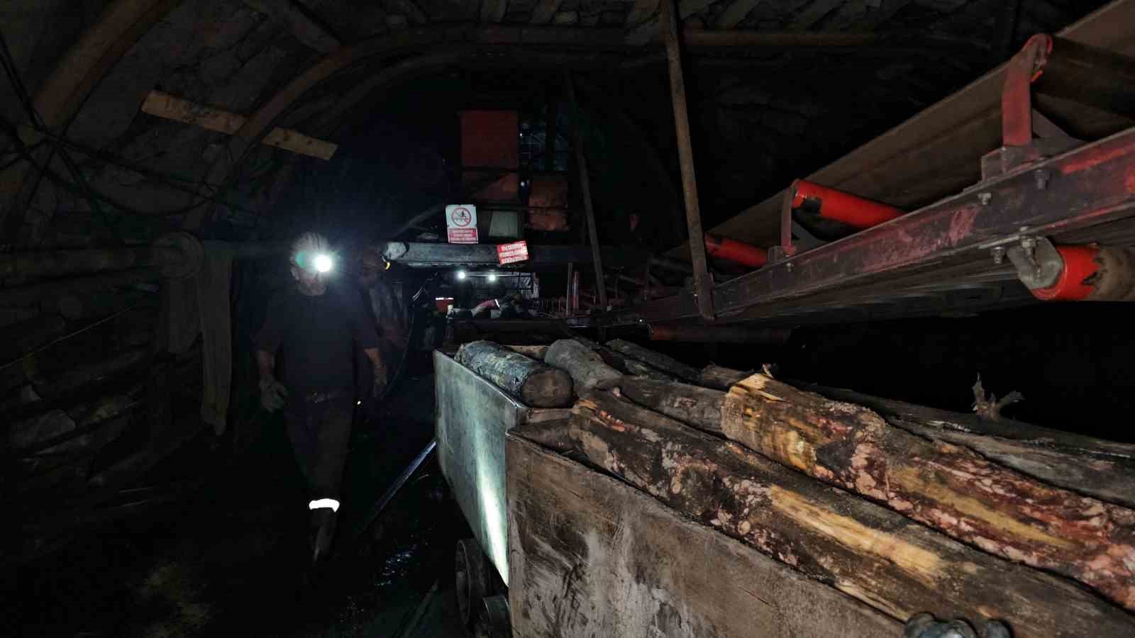 Madencilerin yerin 120 metre altında ilk sahur heyecanı
Madencilerin yerin 120 metre altında ilk sahur heyecanı