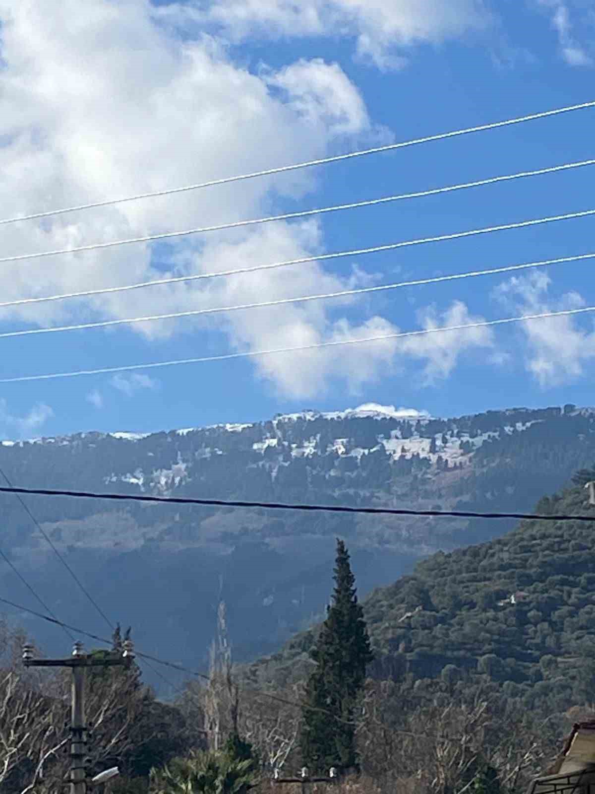 Madran Dağı zirvesi beyaza büründü
