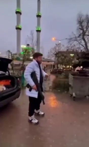 Magandalıkta sınır tanımadı, pompalıyla ateş açıp sosyal medyada yayınladı
