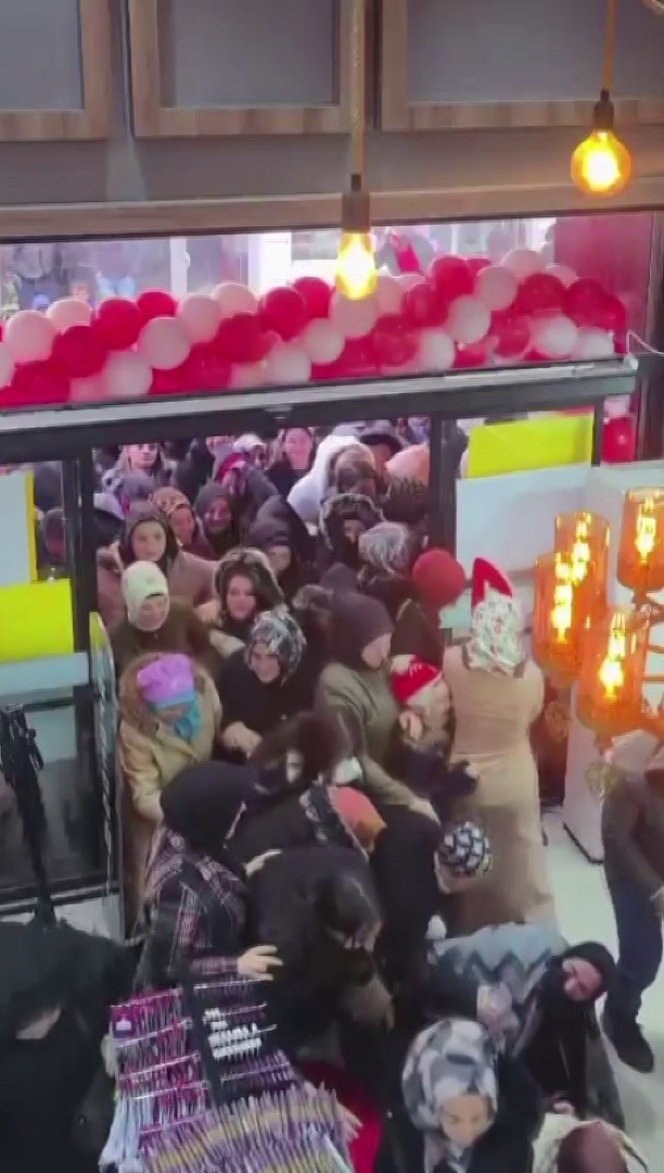 Mağaza açılışında indirim izdihamında birbirini ezdiler
