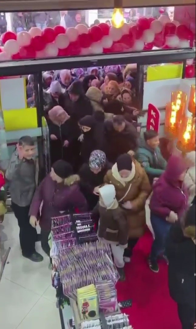 Mağaza açılışında indirim izdihamında birbirini ezdiler
