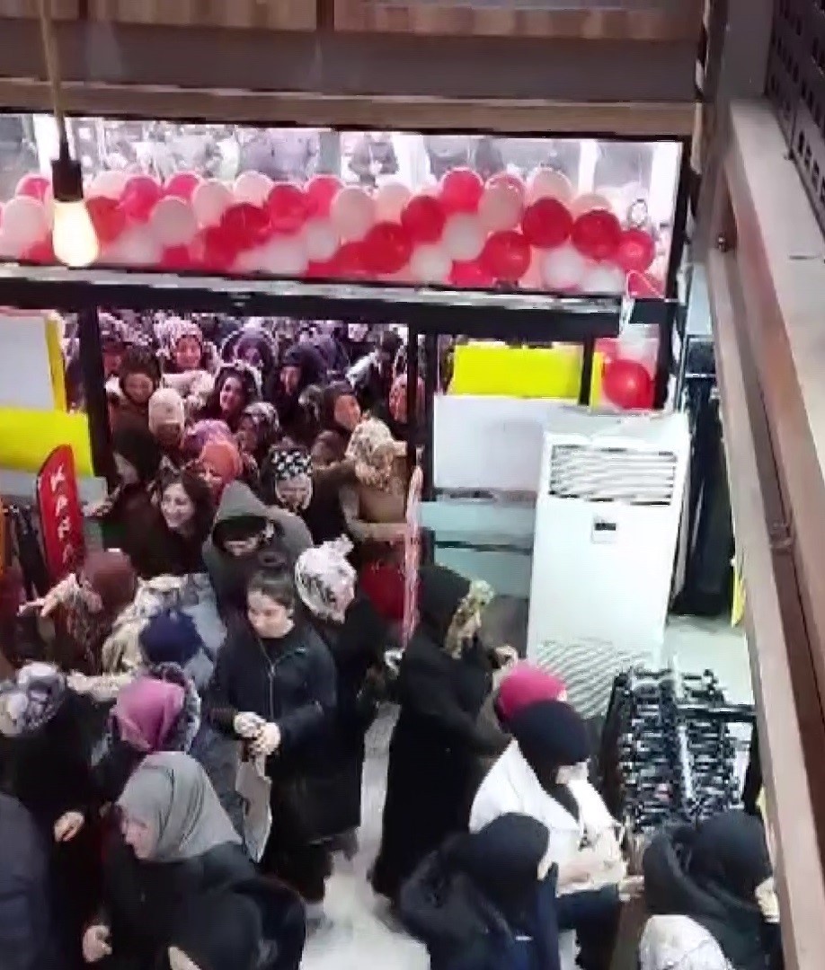 Mağaza açılışında indirim izdihamında birbirini ezdiler

