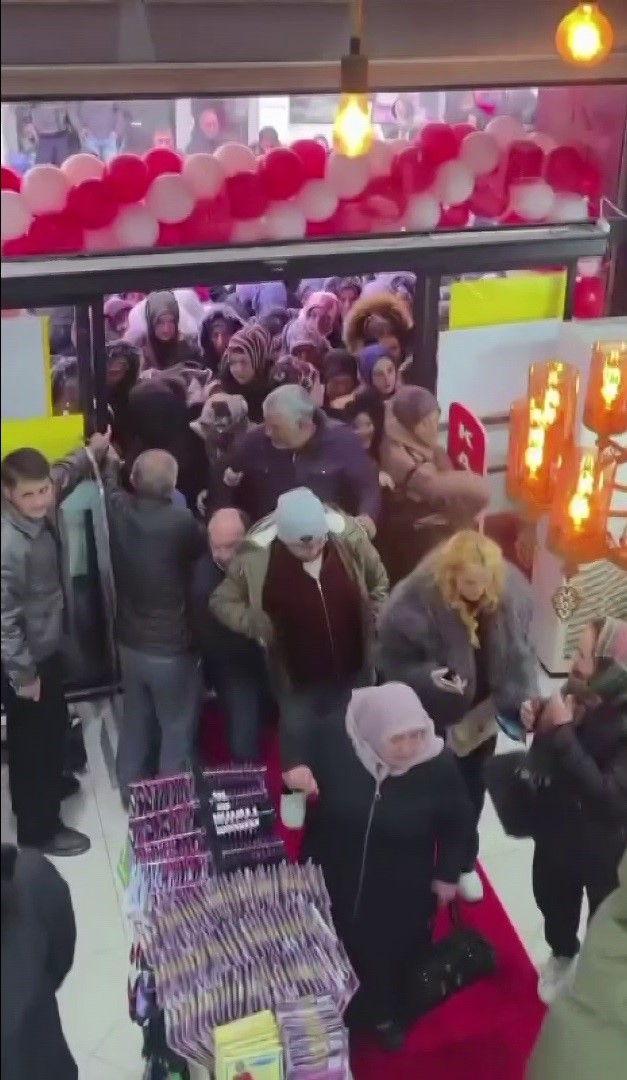 Mağaza açılışında indirim izdihamında birbirini ezdiler
