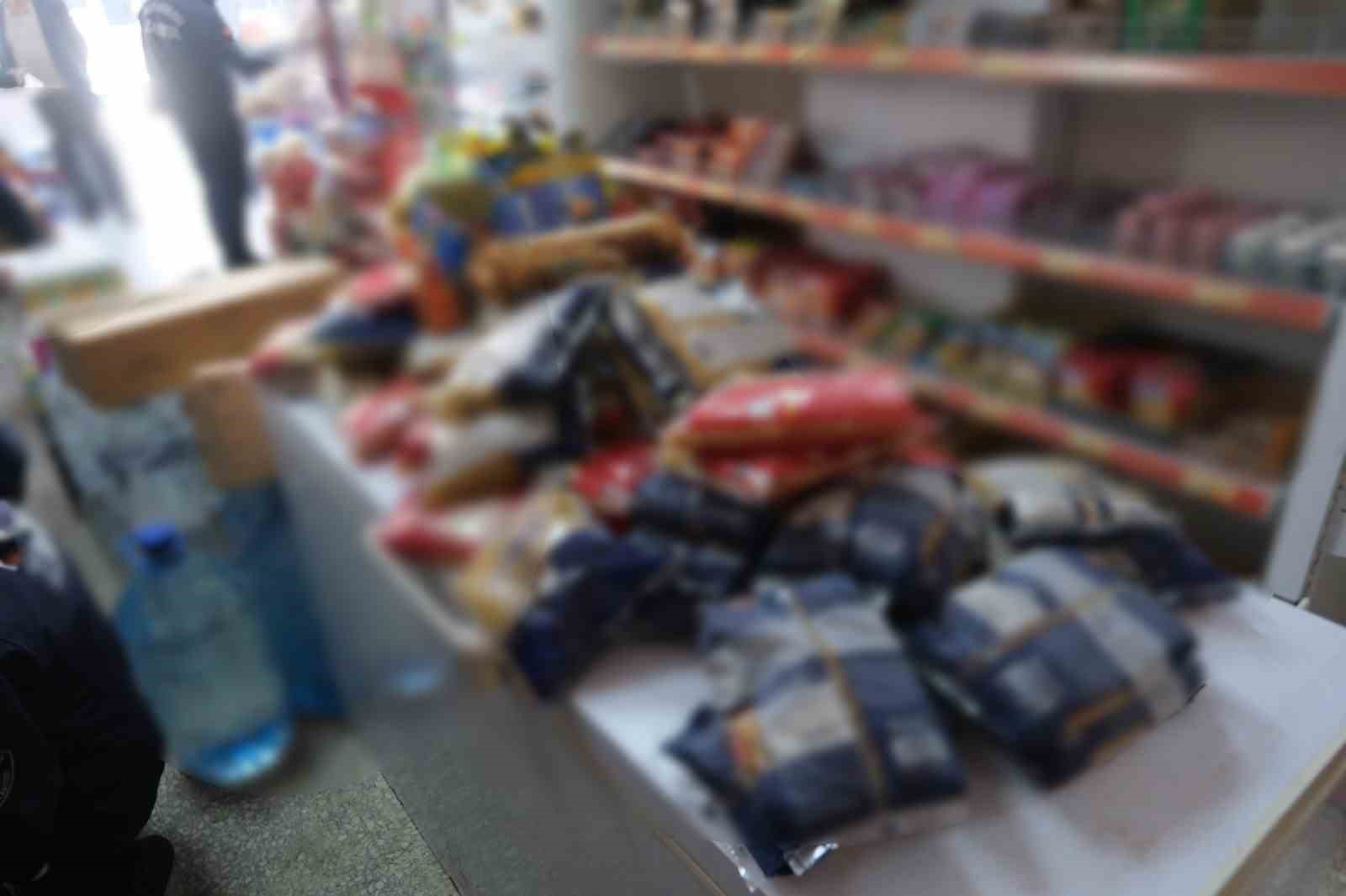 Mahalle bakkalları ve marketlere denetim: Yüzlerce tarihi geçmiş ürün toplandı
