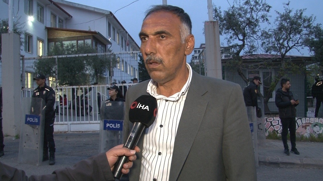 Mahalle muhtarı okul saldırısını anlattı: "Öğretmen çocukların üzerine kapanmıştı"
Mahalle muhtarı okul saldırısını anlattı: "Öğretmen çocukların üzerine kapanmıştı"