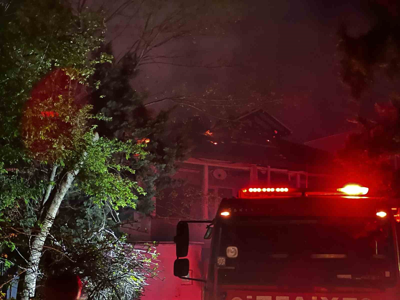 ⁠Mahalle yanarken onlar derbiyi izledi
