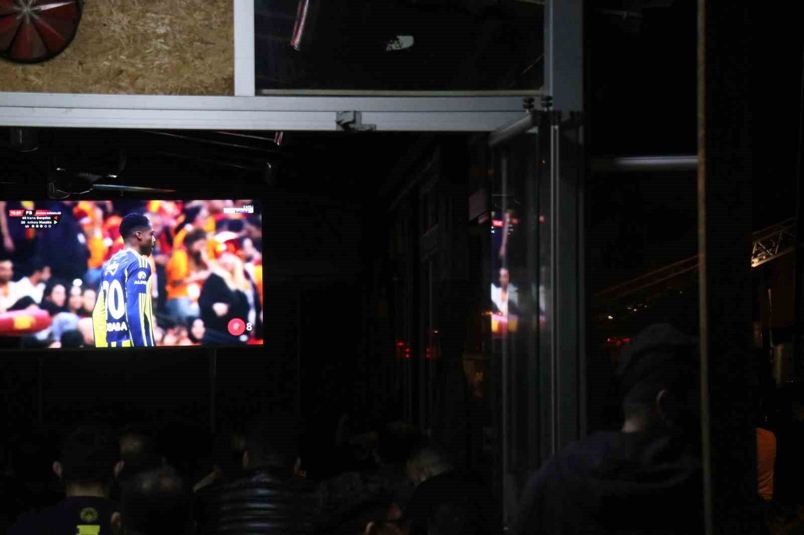 ⁠Mahalle yanarken onlar derbiyi izledi
