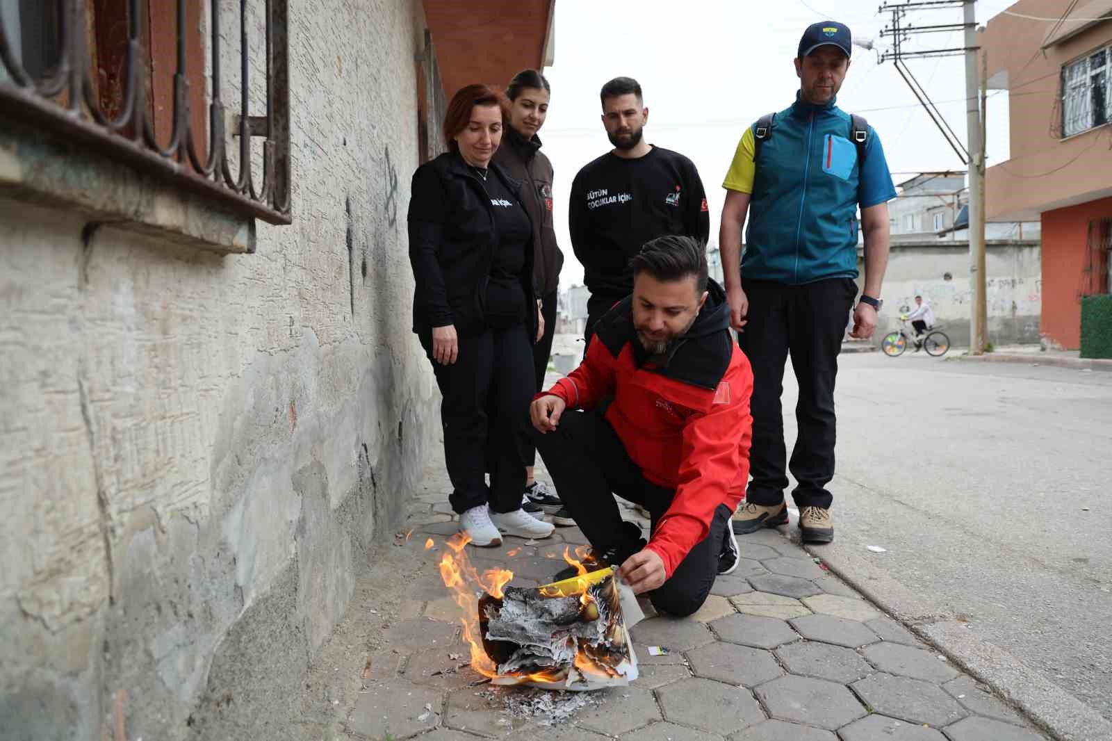 Mahallenin bakkal borcunu ödeyip, veresiye defterini yaktı

