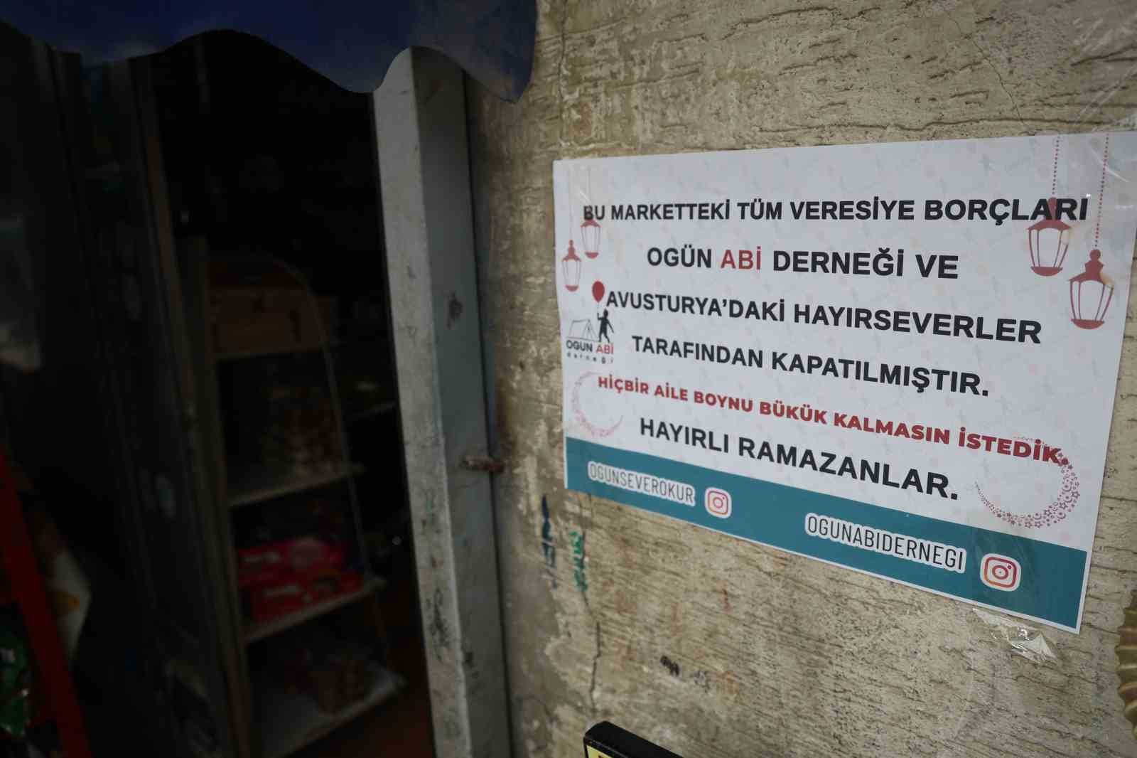 Mahallenin bakkal borcunu ödeyip, veresiye defterini yaktı
