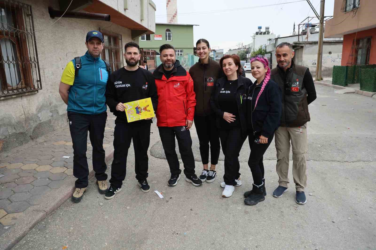 Mahallenin bakkal borcunu ödeyip, veresiye defterini yaktı
