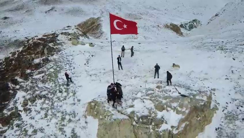 Mahallenin en yüksek tepesine Türk bayrağı diktiler
