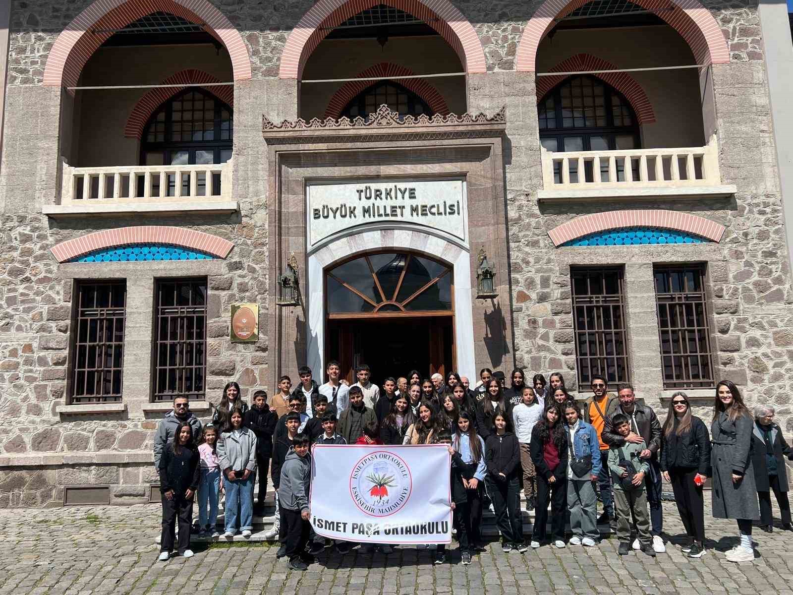 Mahmudiyeli öğrenciler "Kucak Dolusu Hayaller" projesiyle ilk kez Ankara’ya gitti
