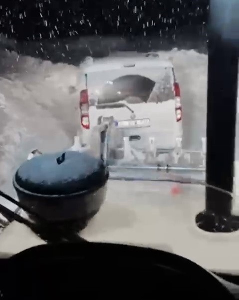 Mahsur kalan araçlar kurtarıldı
