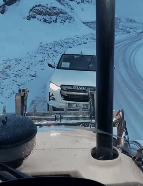 Mahsur kalan araçlar kurtarıldı
