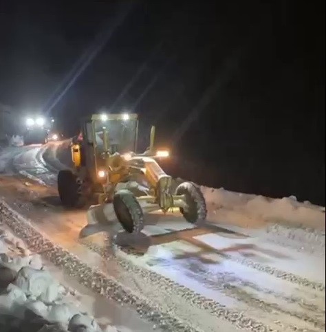 Mahsur kalan doğalgaz yüklü tır kurtarıldı
