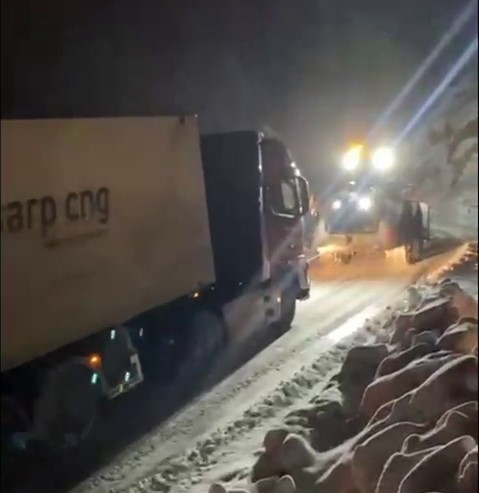 Mahsur kalan doğalgaz yüklü tır kurtarıldı
