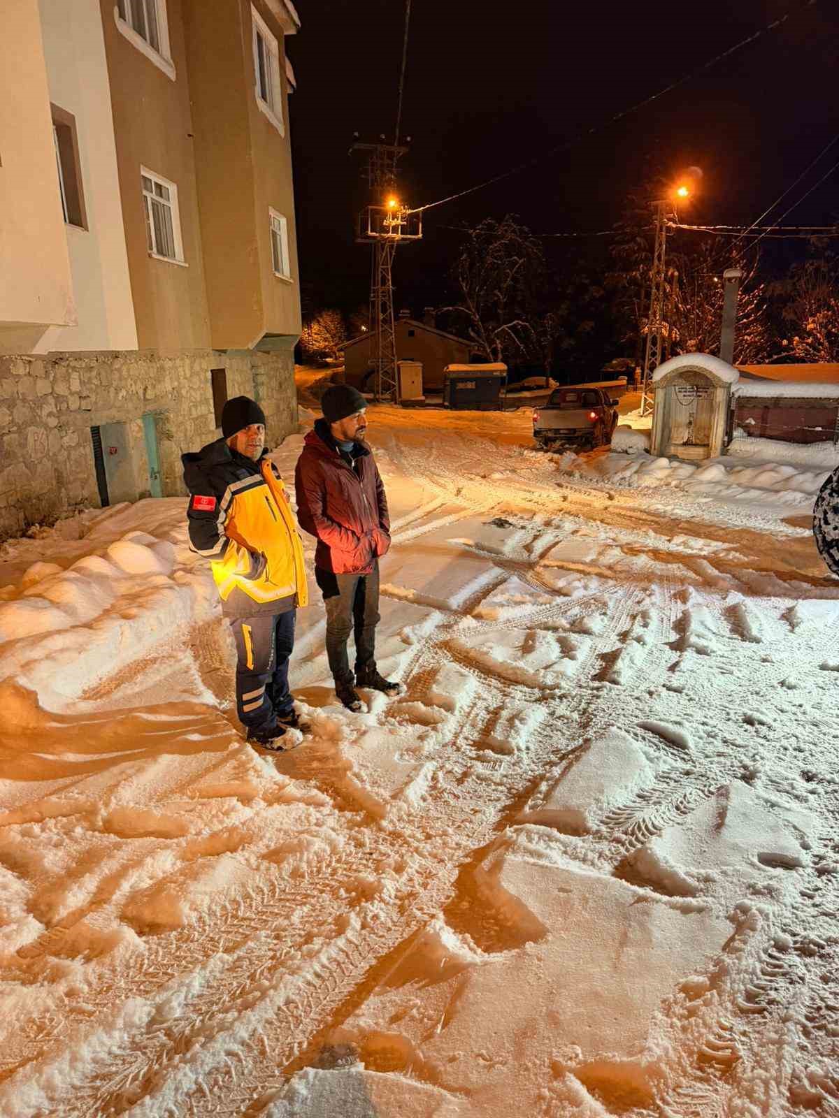 Mahsur kalan hasta vatandaşın yardımına karla mücadele ekipleri yetişti

