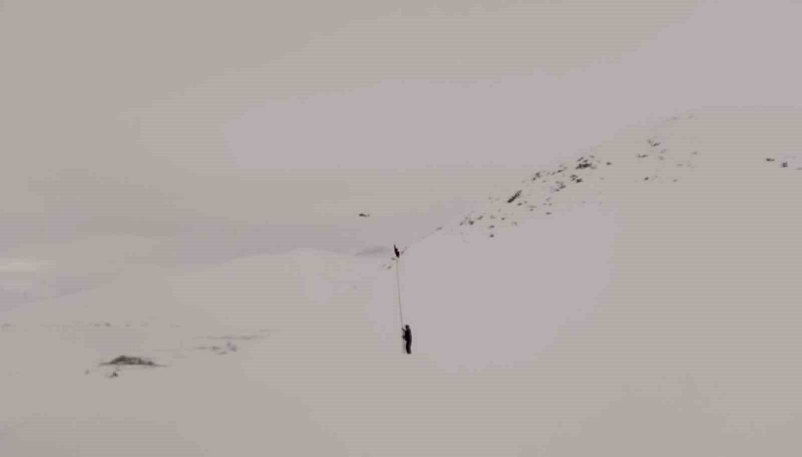 Mahsur kalan hastayı almaya giden helikoptere bez sallayarak yol gösterdi
