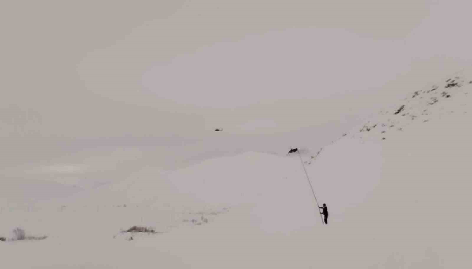 Mahsur kalan hastayı almaya giden helikoptere bez sallayarak yol gösterdi
