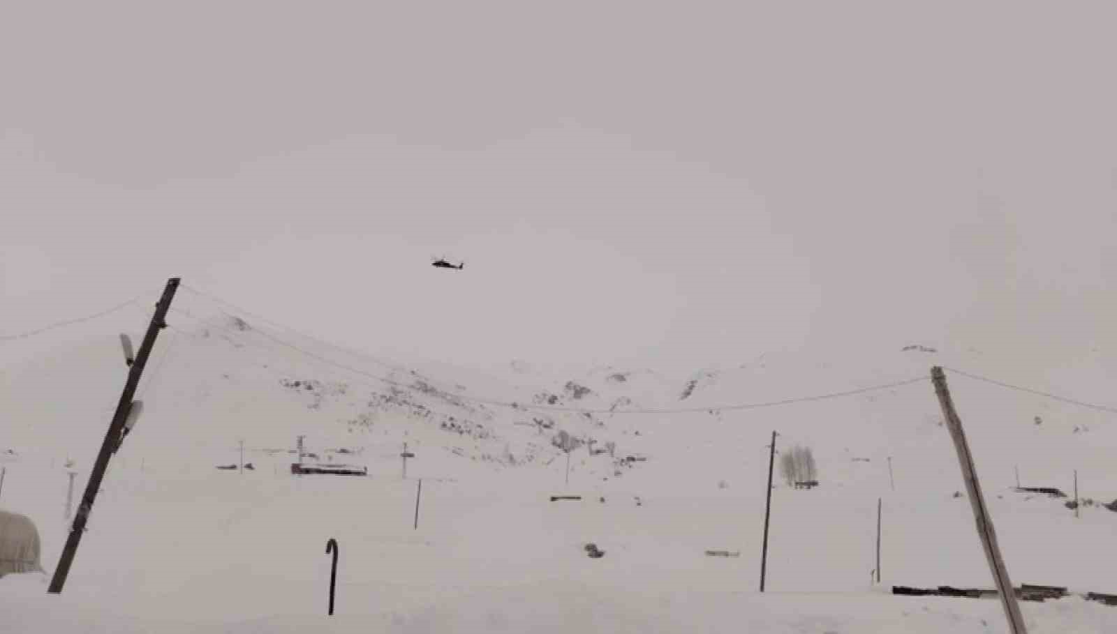 Mahsur kalan hastayı almaya giden helikoptere bez sallayarak yol gösterdi
