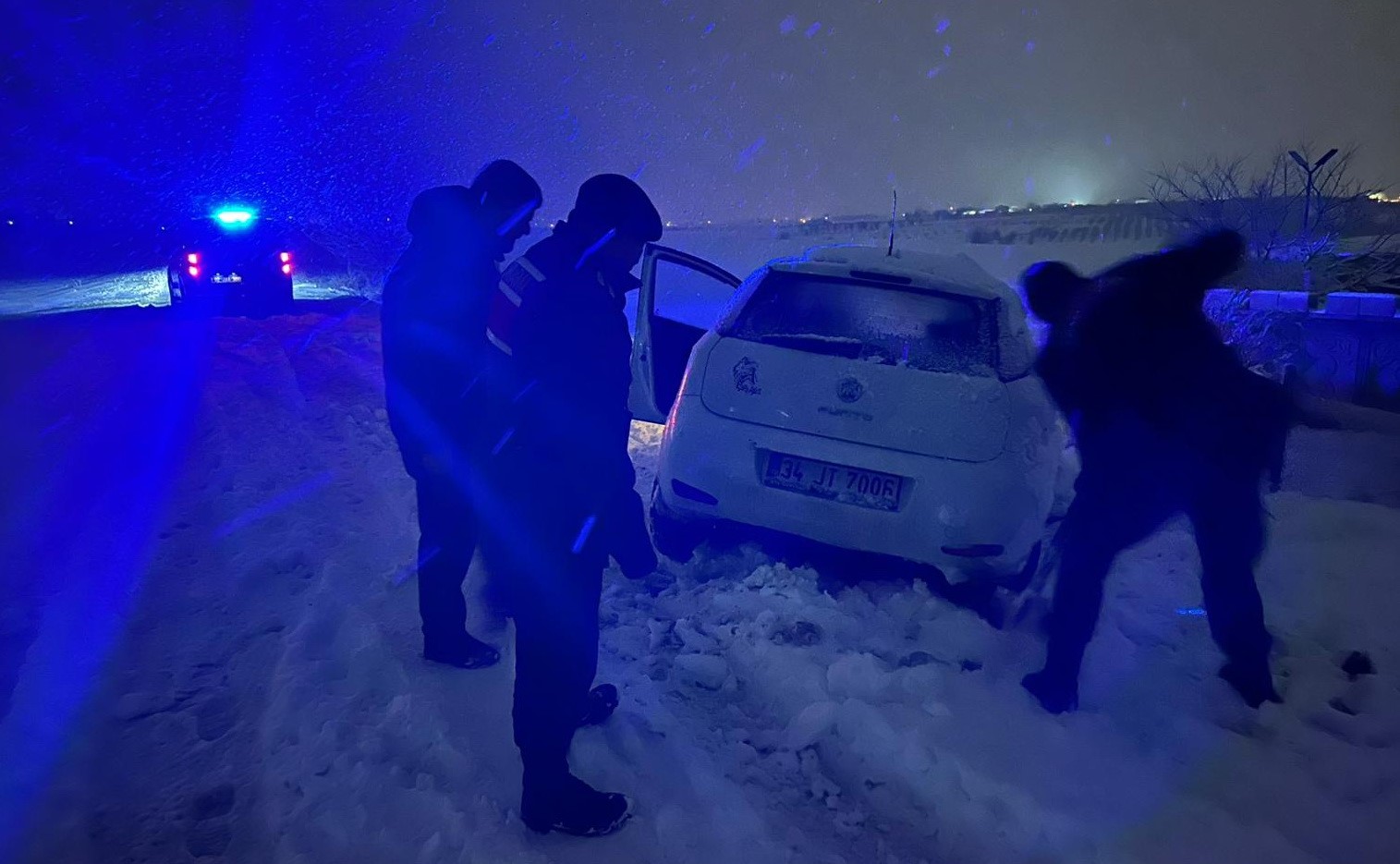 Mahsur kalan vatandaşları jandarma kurtardı
