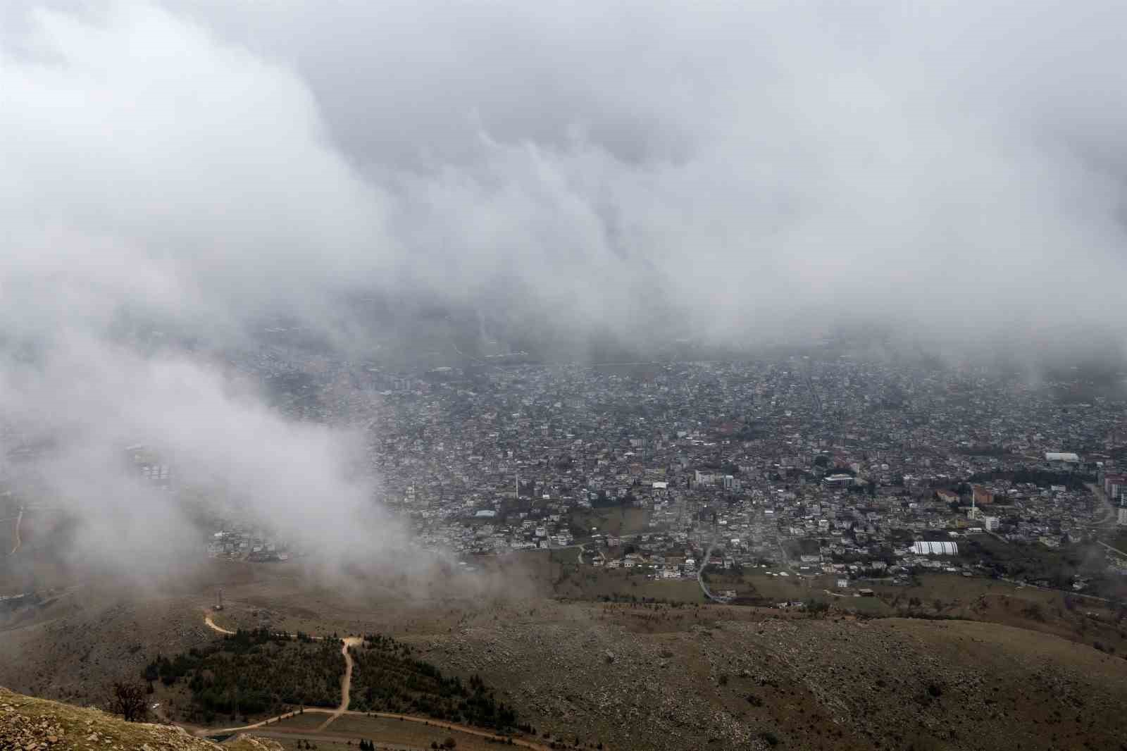 Makam Dağı’ndan sis altında kalan Ergani görüntülendi
Makam Dağı’ndan sis altında kalan Ergani görüntülendi