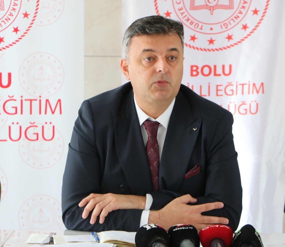 Makamında darp edilen Bolu İl Milli Eğitim Müdürü görevini bıraktığını duyurdu
Makamında darp edilen Bolu İl Milli Eğitim Müdürü görevini bıraktığını duyurdu