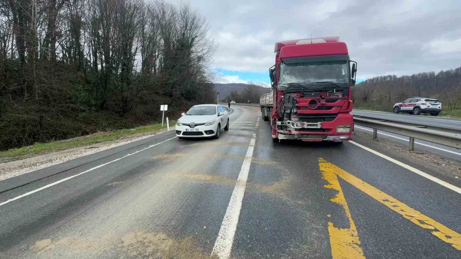 Makaslayan tır kara yolunu kapattı
