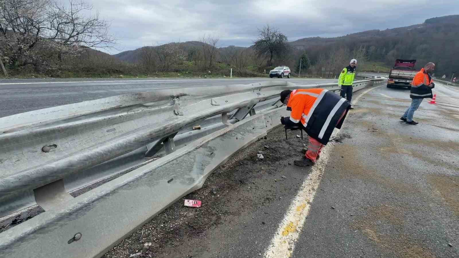 Makaslayan tır kara yolunu kapattı
