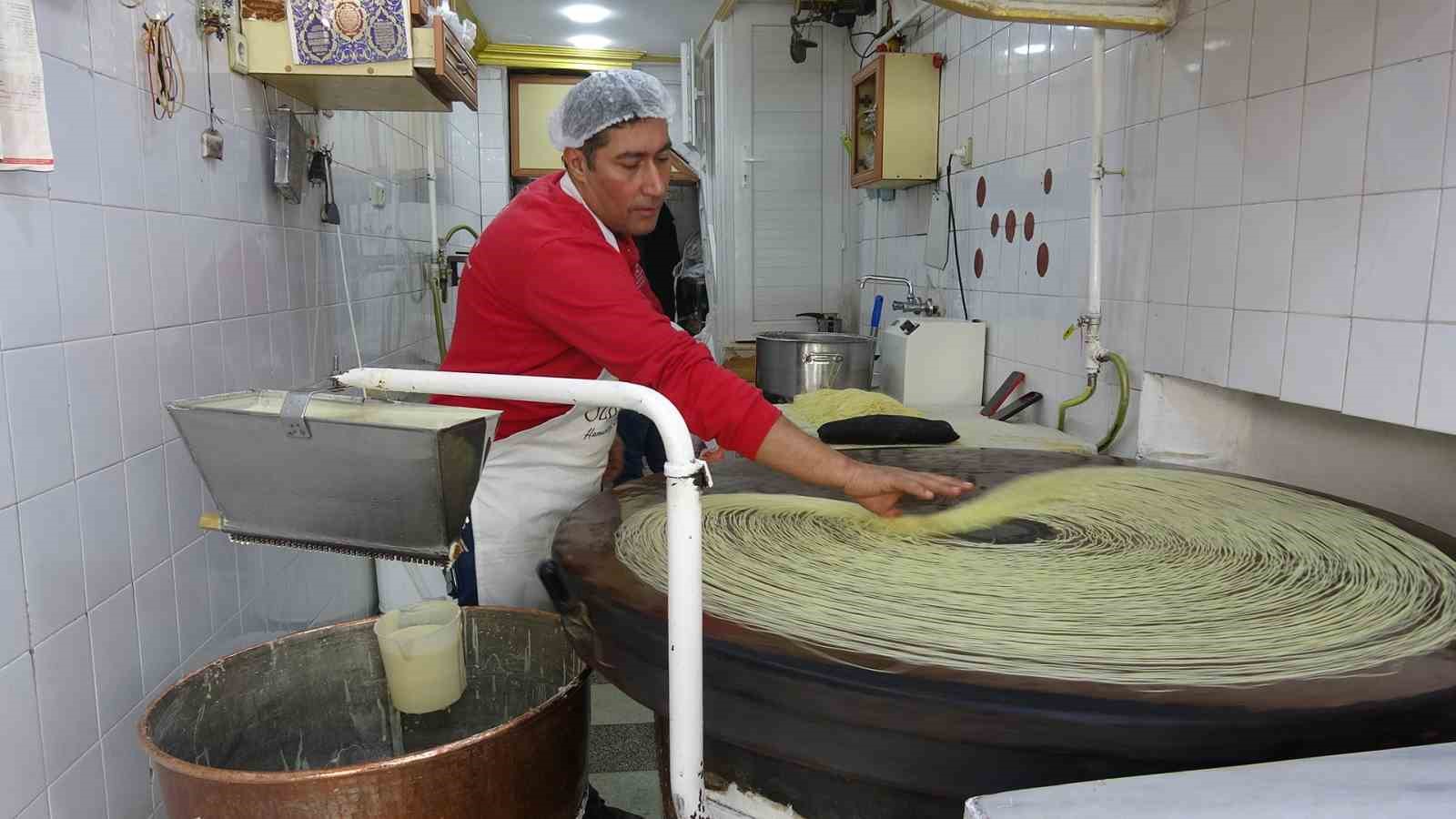 Makine üretimine karşı el dökümü kadayıf
