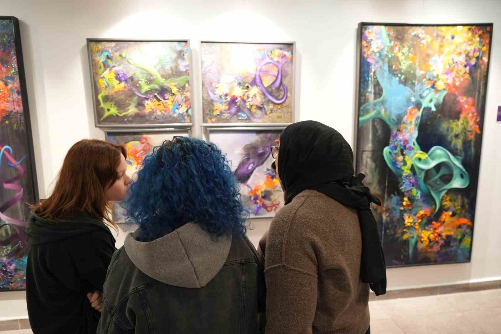 Makineleşen insan eleştirisi tuvale yansıdı: "Transhüman-izm" Samsun’da açıldı
