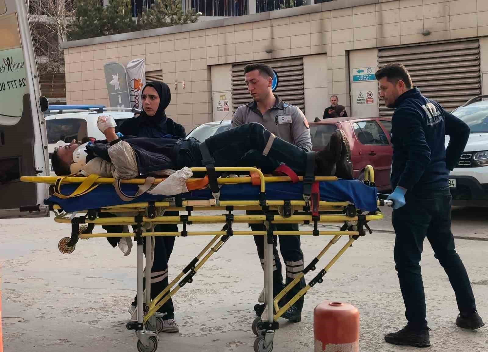 Makineye sıkışan işçi ağır yaralandı
