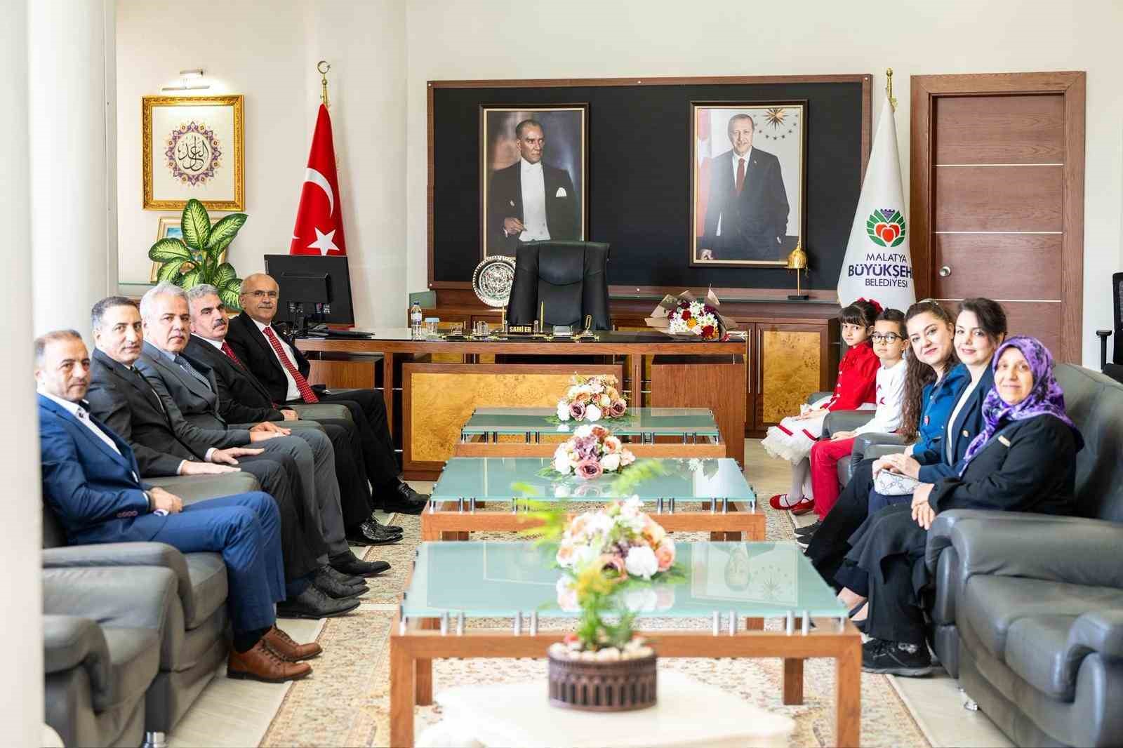 Malatya Büyükşehir Belediye Başkanı Sami Er, koltuğunu Ece Sayar’a devretti
