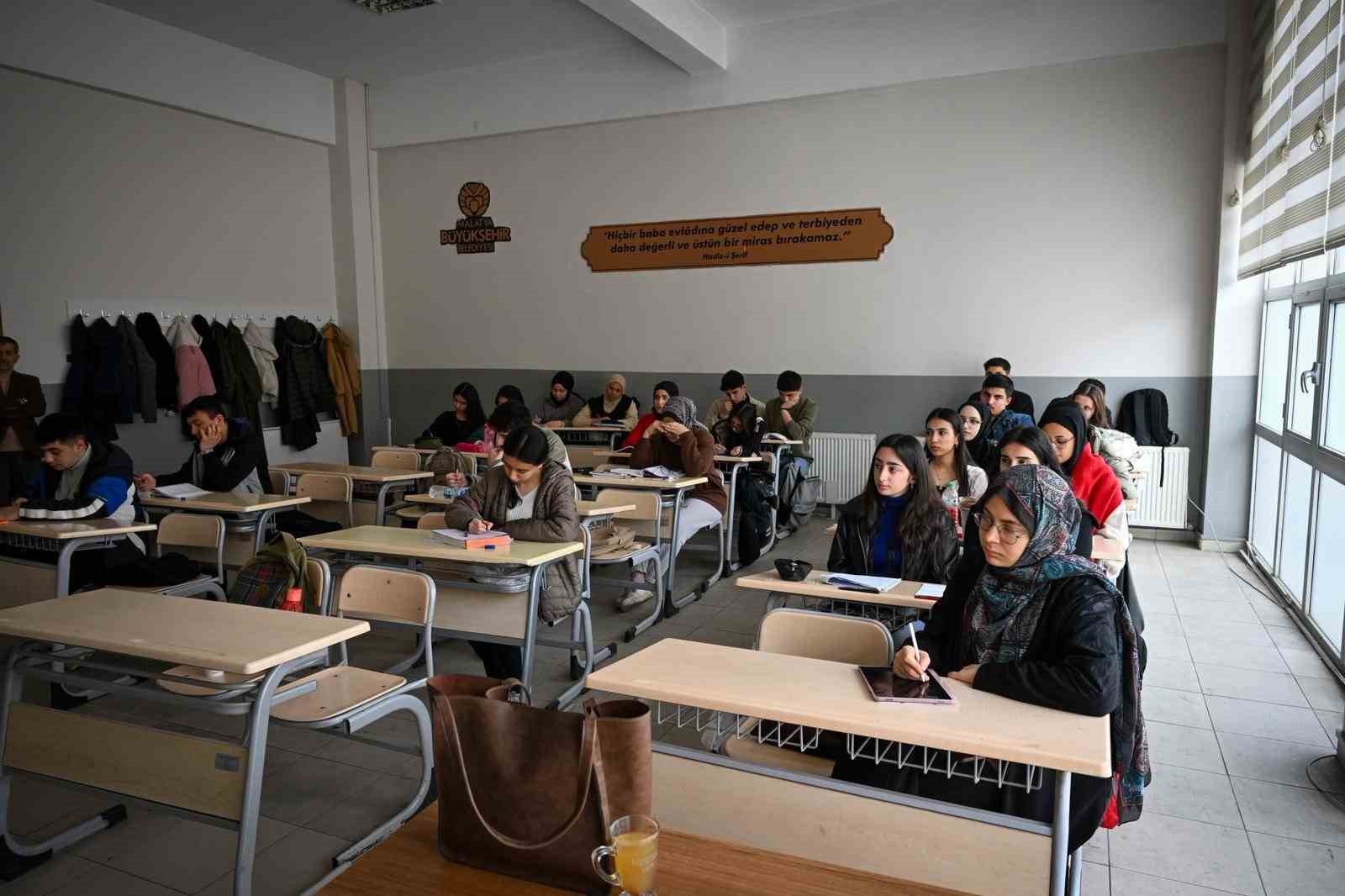 Malatya Büyükşehir Belediyesi’nden gençlerin üniversite hedefine destek
