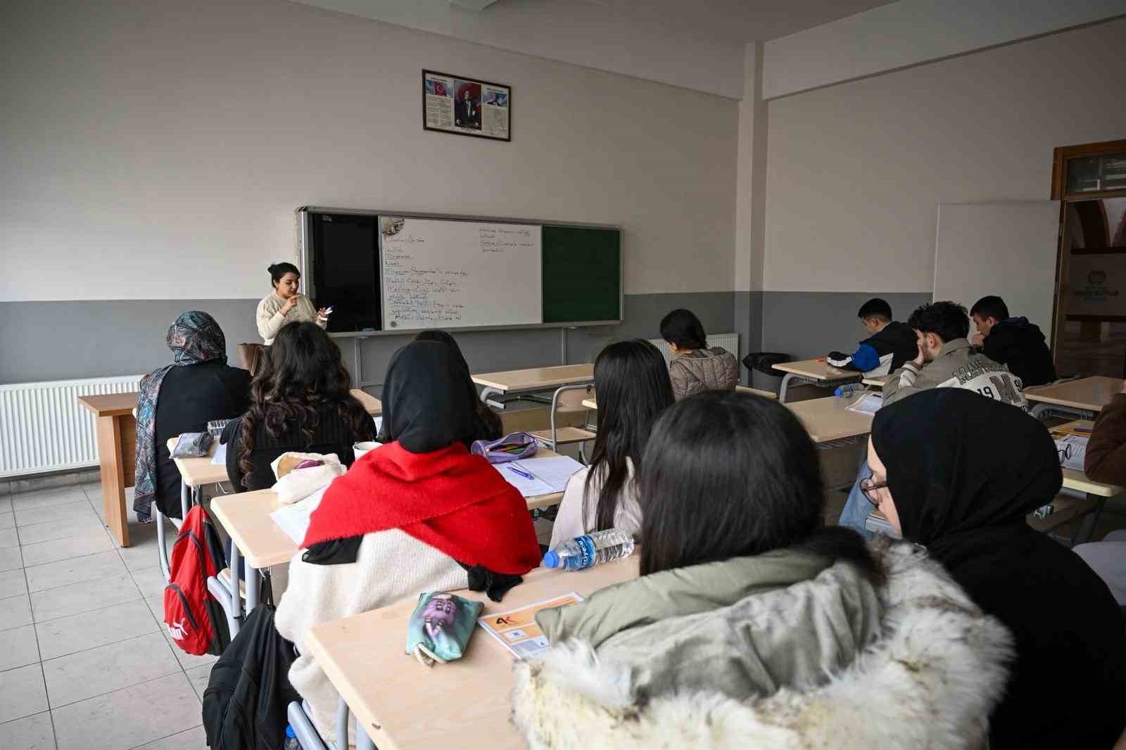 Malatya Büyükşehir Belediyesi’nden gençlerin üniversite hedefine destek
