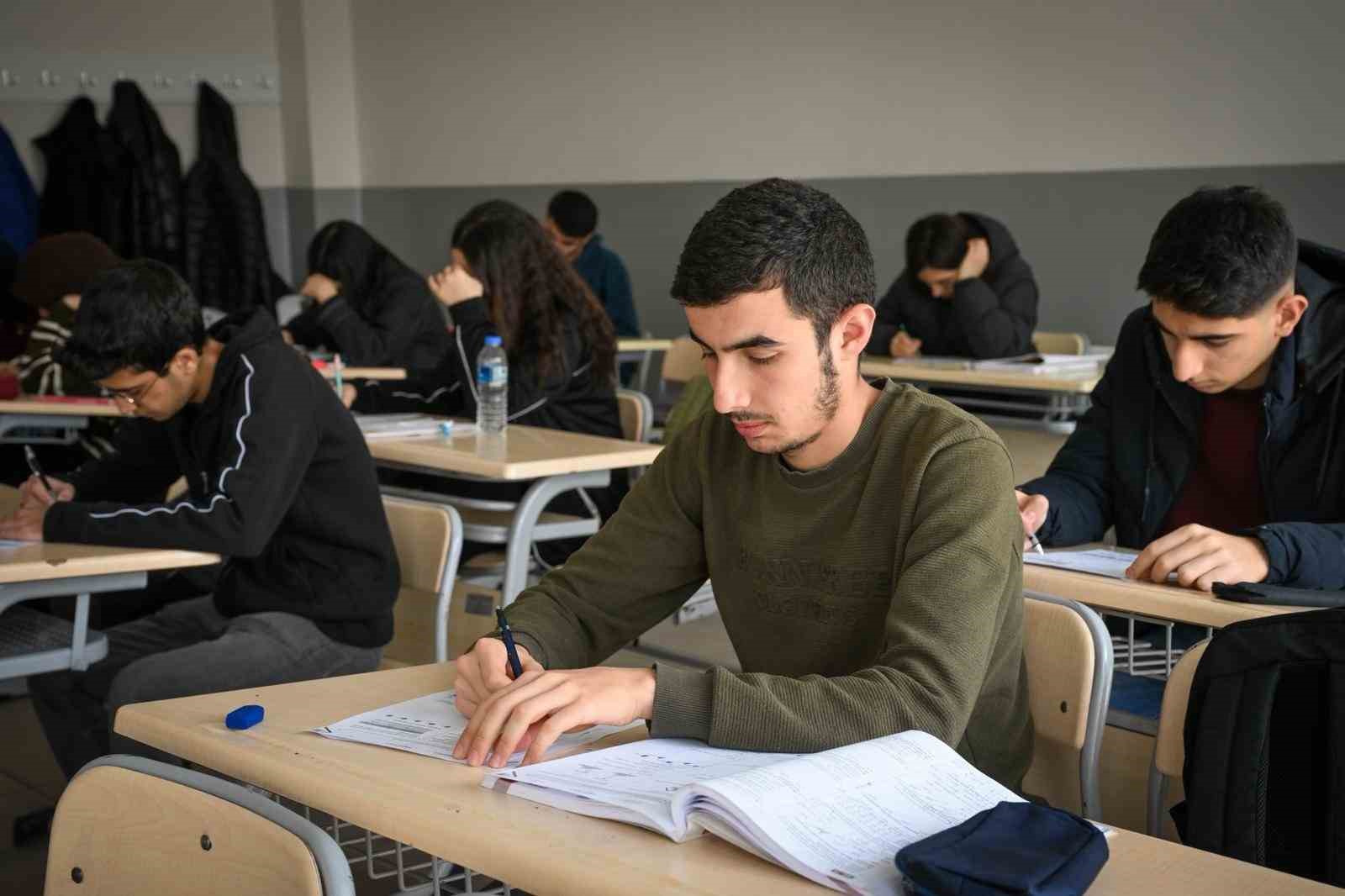 Malatya Büyükşehir Belediyesi’nden gençlerin üniversite hedefine destek
