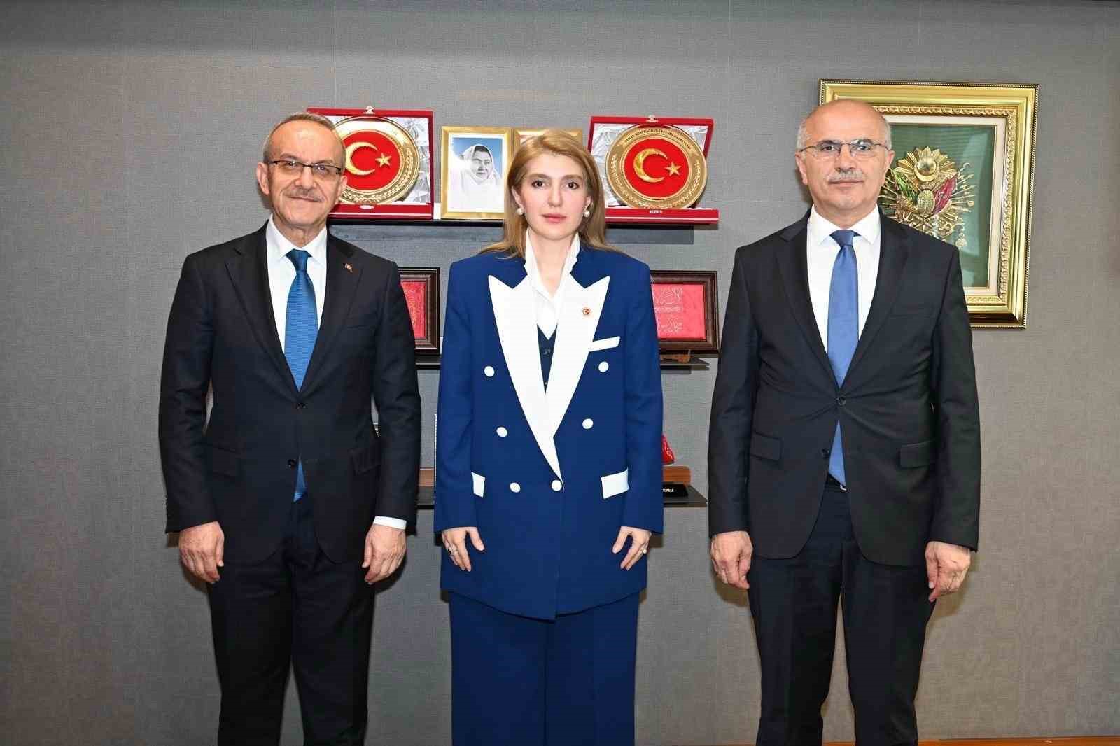 Malatya için görüşmeler, ülke gündemine yakın takip
Malatya için görüşmeler, ülke gündemine yakın takip