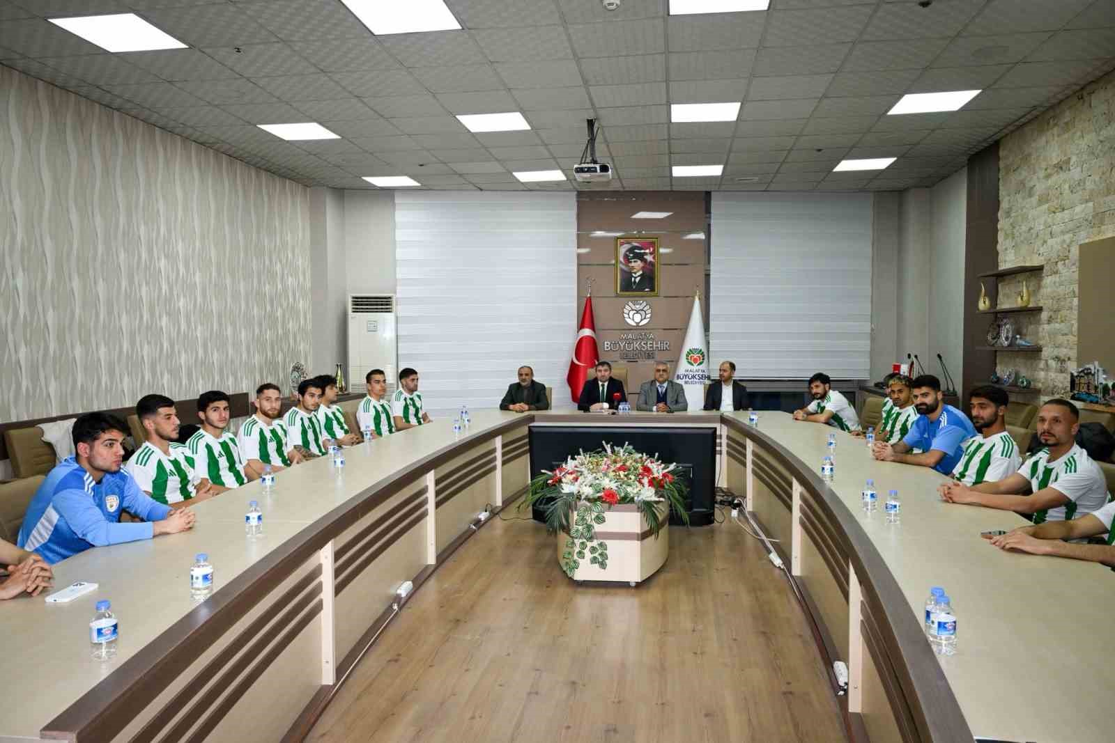 Malatya Yeşilyurtspor’dan toplu imza töreni
Malatya Yeşilyurtspor’dan toplu imza töreni