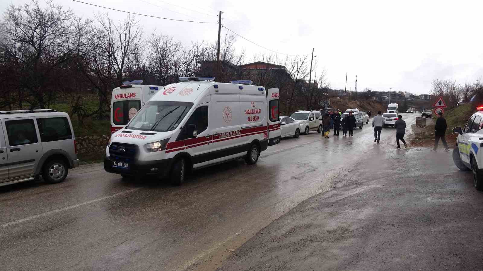 Malatya’da 5 araçlı zincirleme kaza: 4 yaralı

