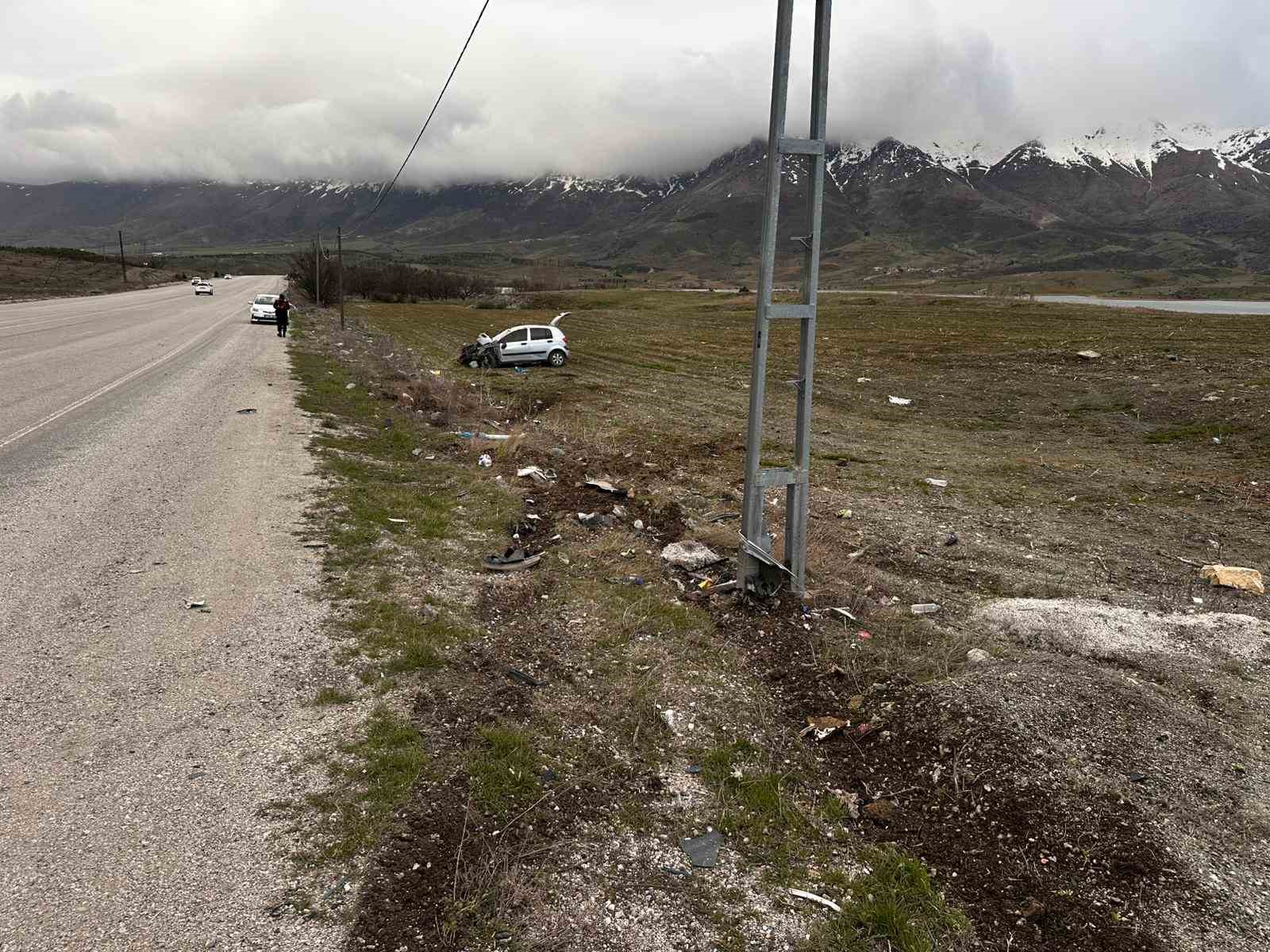 Malatya’da aydınlatma direğine çarpan araç takla attı: 3 yaralı
