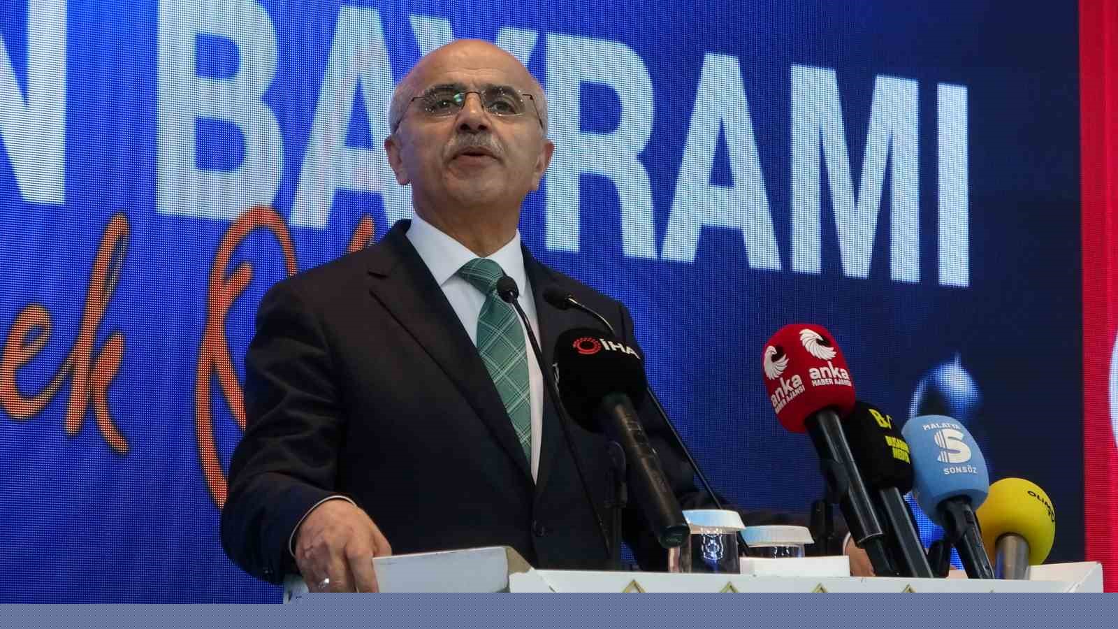 Malatya’da bayramlaşma programına yoğun katılım
Malatya’da bayramlaşma programına yoğun katılım