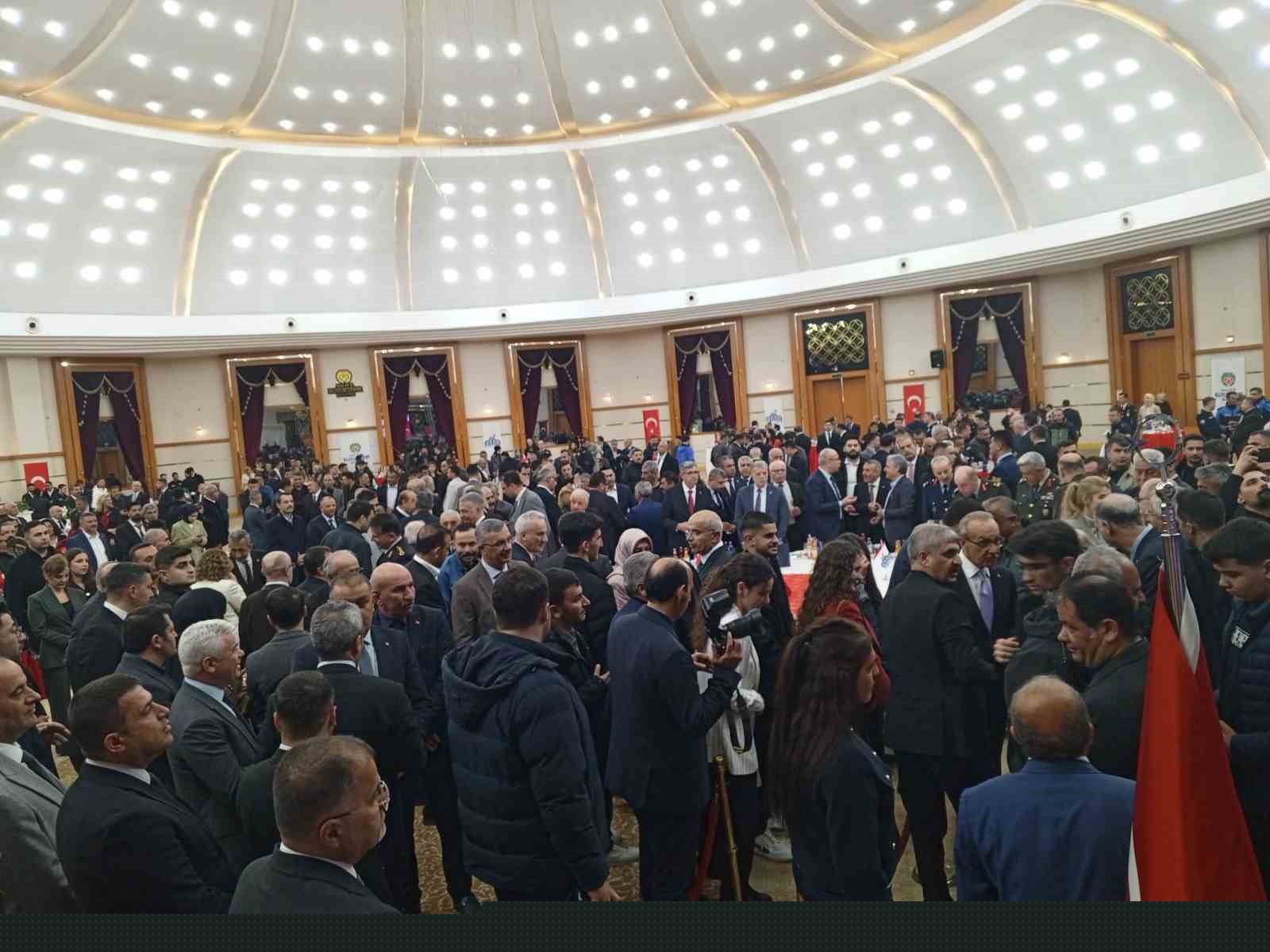 Malatya’da bayramlaşma programına yoğun katılım
Malatya’da bayramlaşma programına yoğun katılım