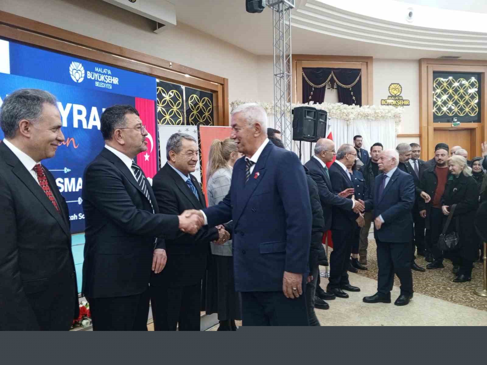 Malatya’da bayramlaşma programına yoğun katılım
Malatya’da bayramlaşma programına yoğun katılım