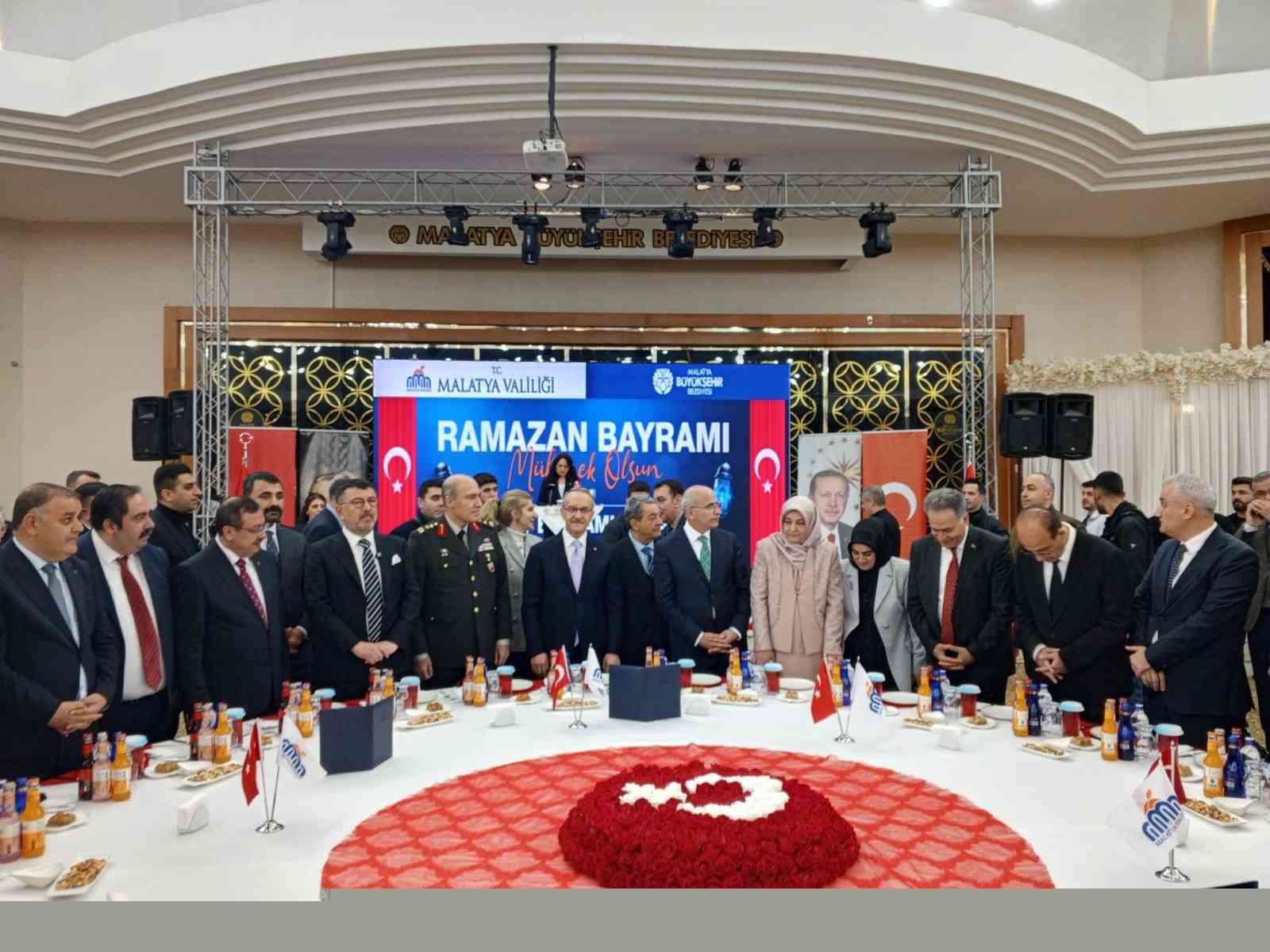 Malatya’da bayramlaşma programına yoğun katılım
Malatya’da bayramlaşma programına yoğun katılım